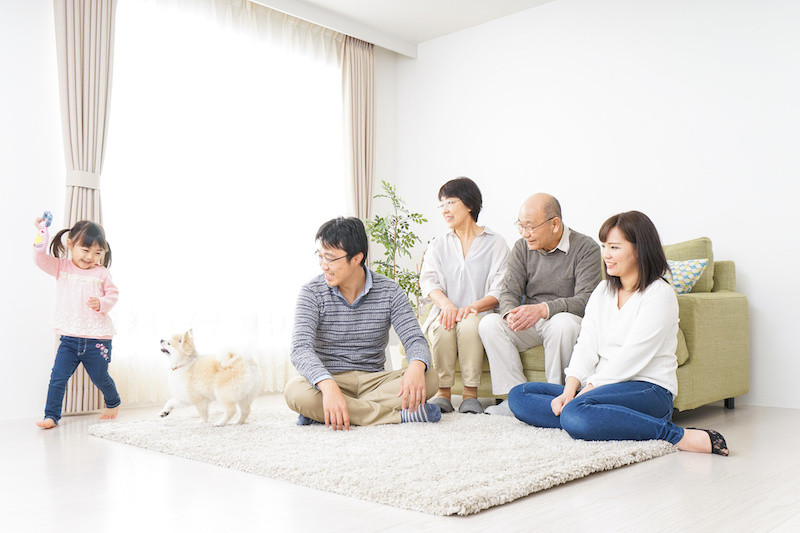 家族がくつろぐ様子