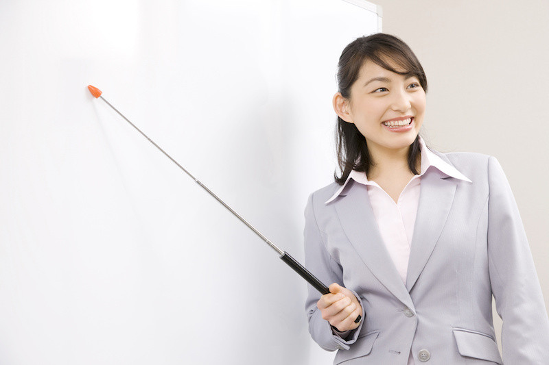 講義を行う女性