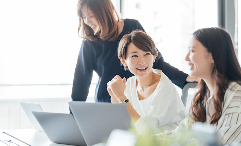 笑顔で話し合う女性達