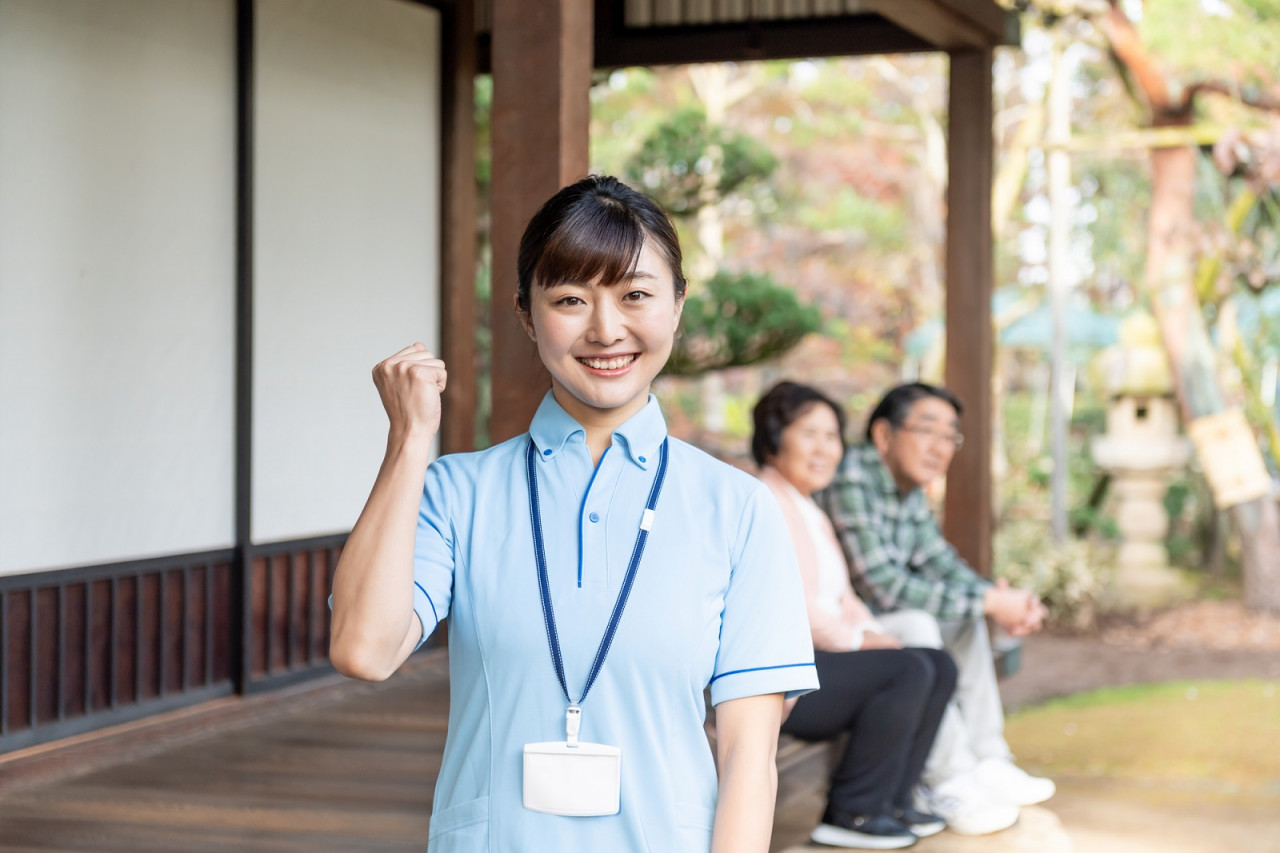 話し合う男性
